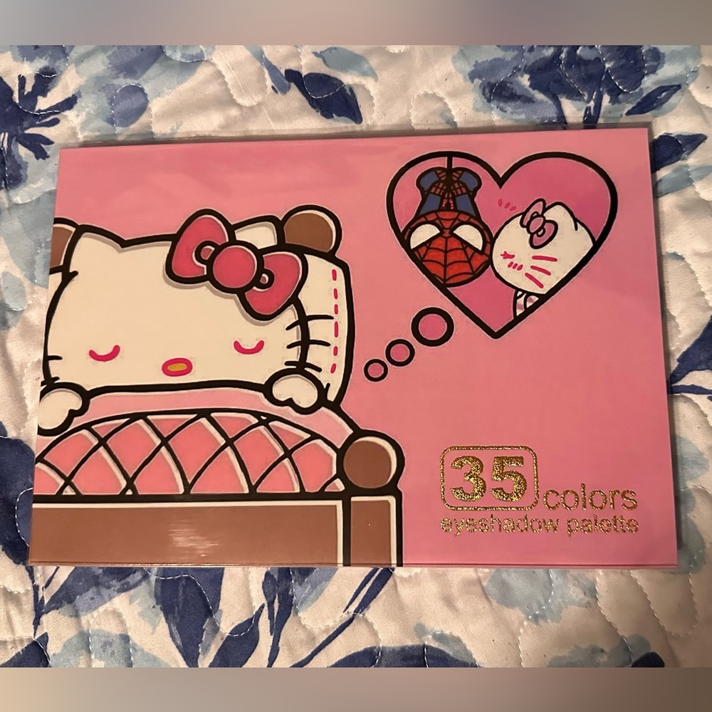 HELLO KITTY - eyeshadow palette w 35 different colors